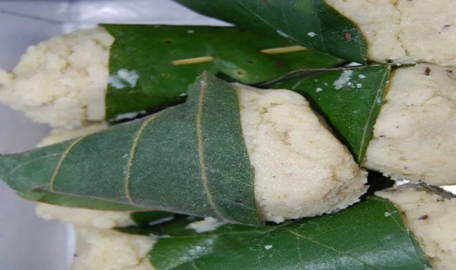 Singori - thickened and flavoured khoya wrapped in maalu leaves 30 stades