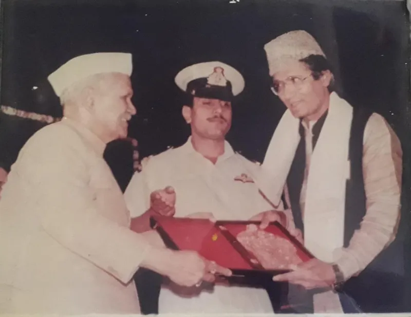 Artist Hanif Usta receiving the President Award from Late Shankar Dayal Sharma.  30STADES