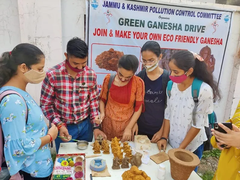 Disha also makes eco-friendly Ganesha idols, diyas and other decorative items from cow dung. Pic: Disha Voluntary Organization 30stades