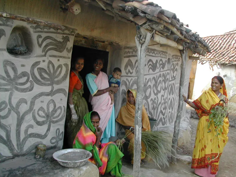 the women of Munda, Santal, Oraon, Agaria, Birhor, Kurmi, Prajapati, Ghatwal and Ganju communities paint their walls with Khovar art in black and white during the wedding season.. Pic: Flickr 30stades