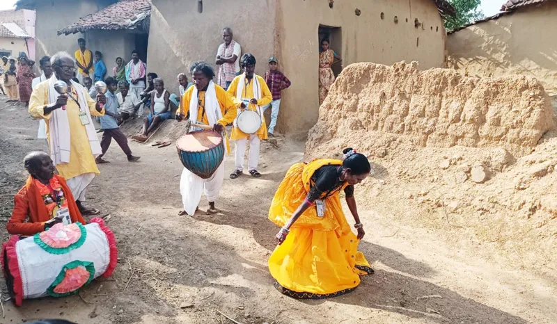 In Nachni dance, the saree-blouse have replaced ghaghra-choli while instruments used today are mostly limited to dhol, madal, dhamsa, maracas, harmonium and trumpet. Pic: Partha Chakraborty 30stades