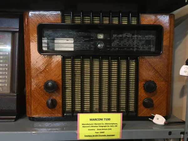 Marconi 71, manufactured in 1948 by Marconi Co., UK. The model is in a Bakelite casing. Pic: Uday Kalburgi.
