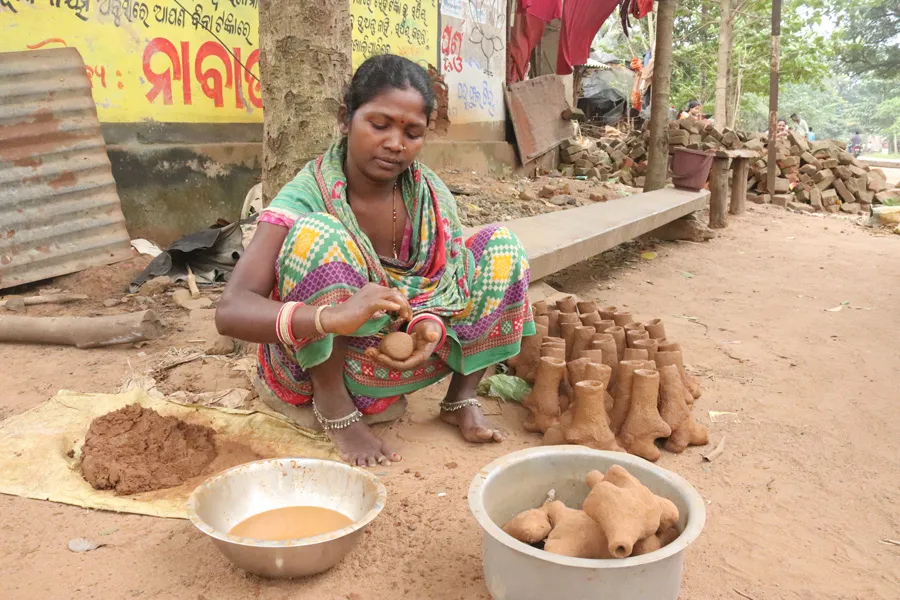 An artisan preparing moulds for making dokra artifacts. Pic: Sarna 30stades