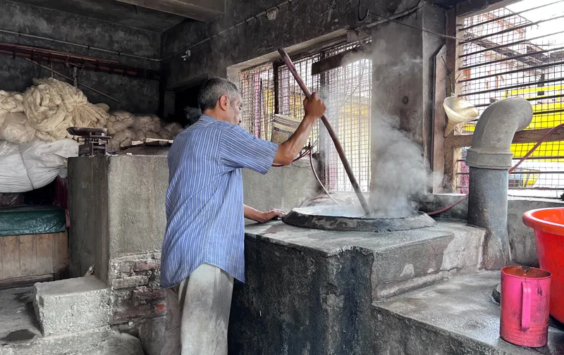 After standing for hours in sweltering heat, Bashir gets Rs 60 for dying a kilogram of wool. Pic: Wasim Nabi 30stades