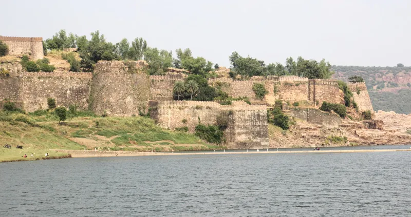 The Gagron Fort has no foundation. The walls and towers of the fort are built into the Mukudara Hills. Pic: Wikimedia Commons/Ravikrishnan A K 30STADES