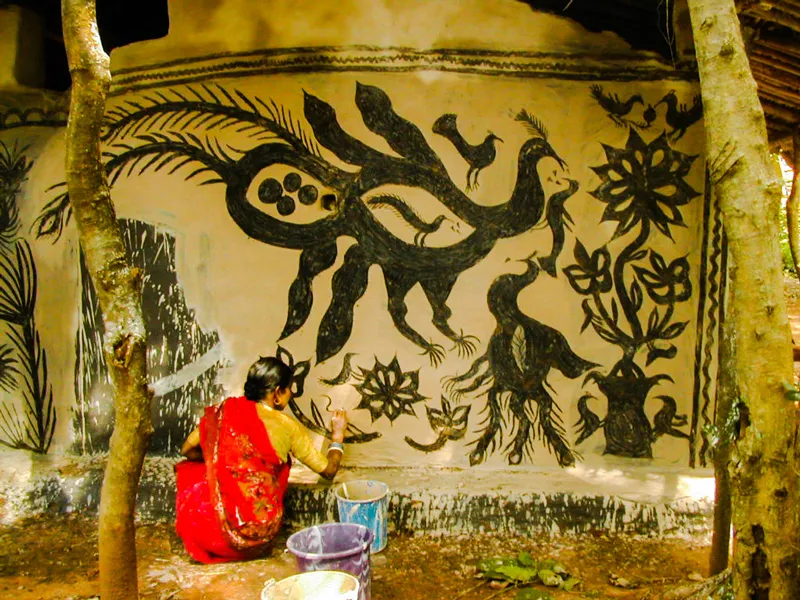 The images that the women paint are of the birds and animals found in the forests of the tribal villages. Pic: Justin Imam 30stades