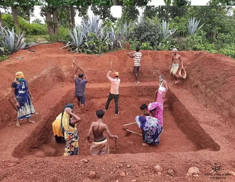 Residents of Sandhiha village, 30 km from Hazaribagh district headquarters in Jharkhand, digging a pond with support from Goonj. Pic: Goonj 30stades