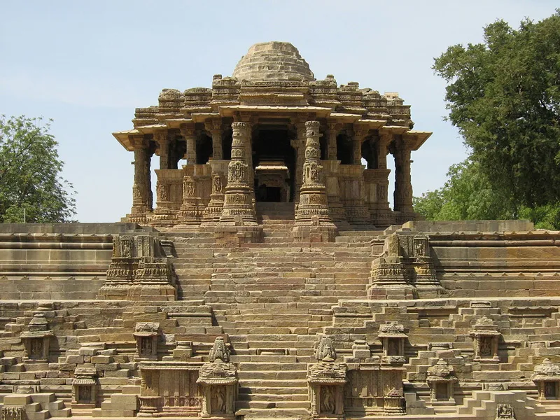 Pillars of Kirti Toran & steps leading to the Kund. Pic: Wikipedia/Uday Parmar 30stades