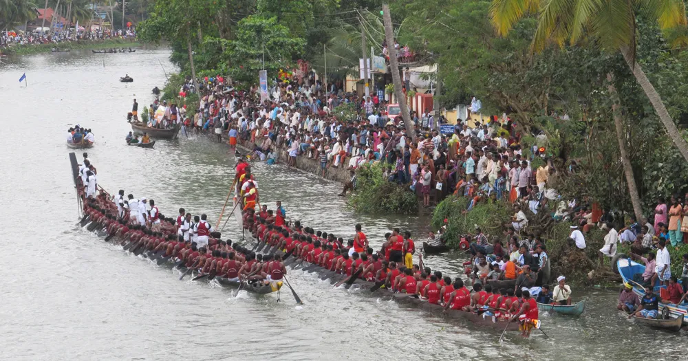 Boat races on Onam draw huge crowds - both participants and audience. Pic: Flickr