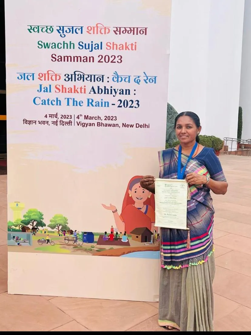 SHG mahila awarded at swachh sujal shakti Samman