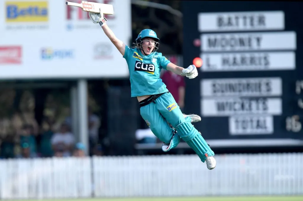 Beth Mooney celebrates Brisbane Heat's win. © Getty Images