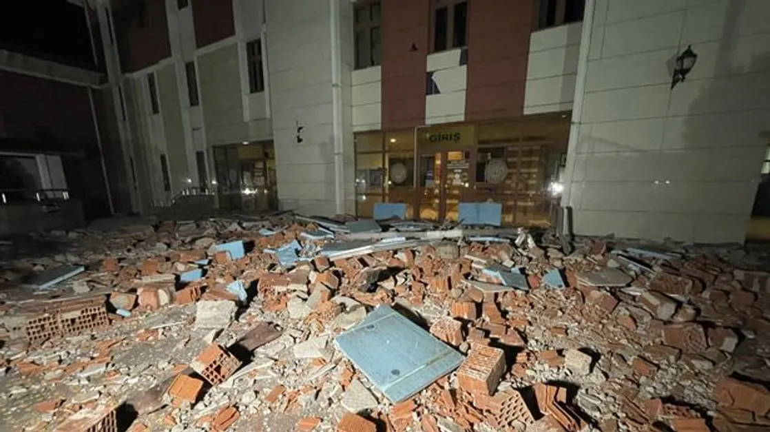 Türkiye’nin kuzeybatısında meydana gelen 5.9 büyüklüğündeki depremde 50 kişi yaralandı.