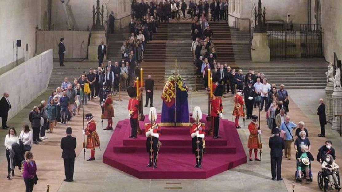 Queue For Queen s Coffin paused As Wait Hits 14 Hours