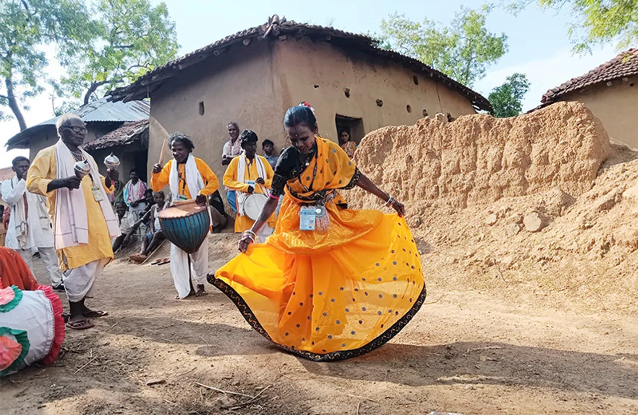 Nachnis of Purulia: Folk dancers who feed many families, fight for their rights & live to entertain others