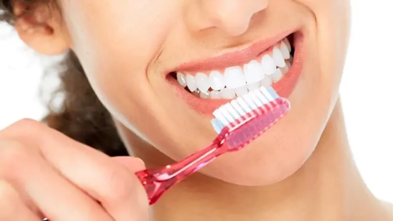 Brushing Benefits: ब्रश करने के फ़ायदे नहीं लाएंगे दांतों में दिक्कत