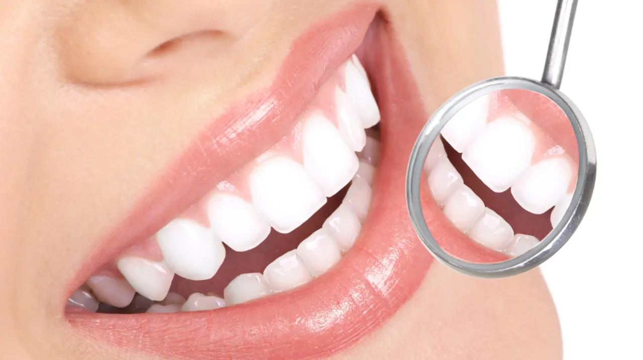 Dental Care Tips: सफ़ेद चमकदार दांतों से बढ़ेगा कॉन्फिडेंस