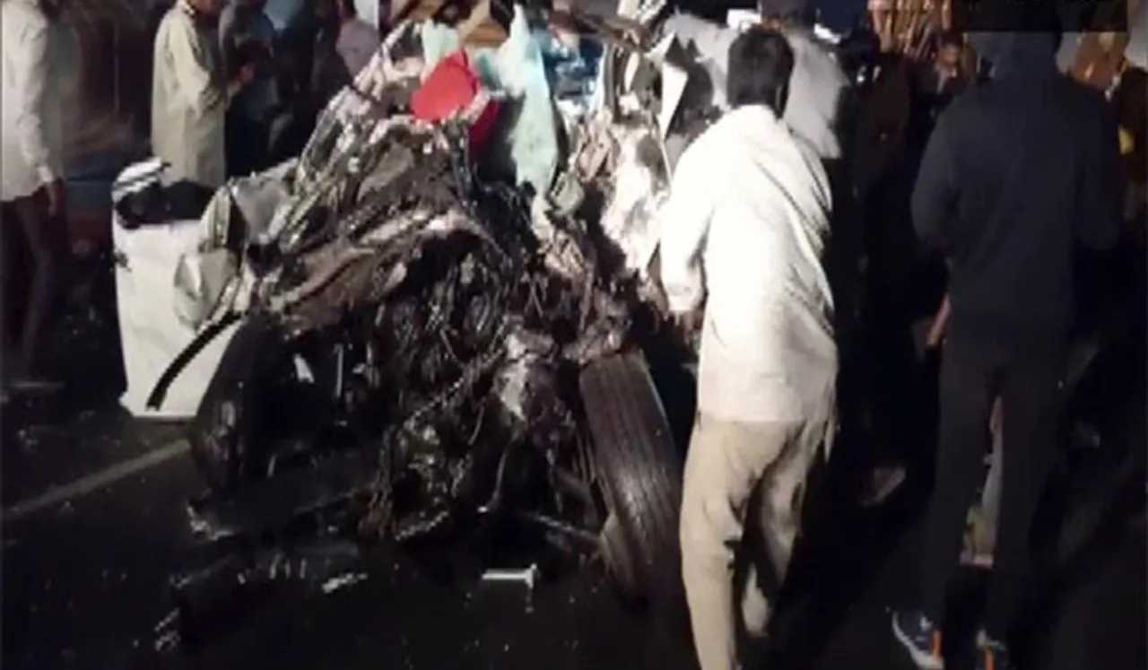 Gujarat Bus Accident: गुजरात में दर्दनाक बस एक्सीडेंट, 9 लोगों की मौत 32 घायल