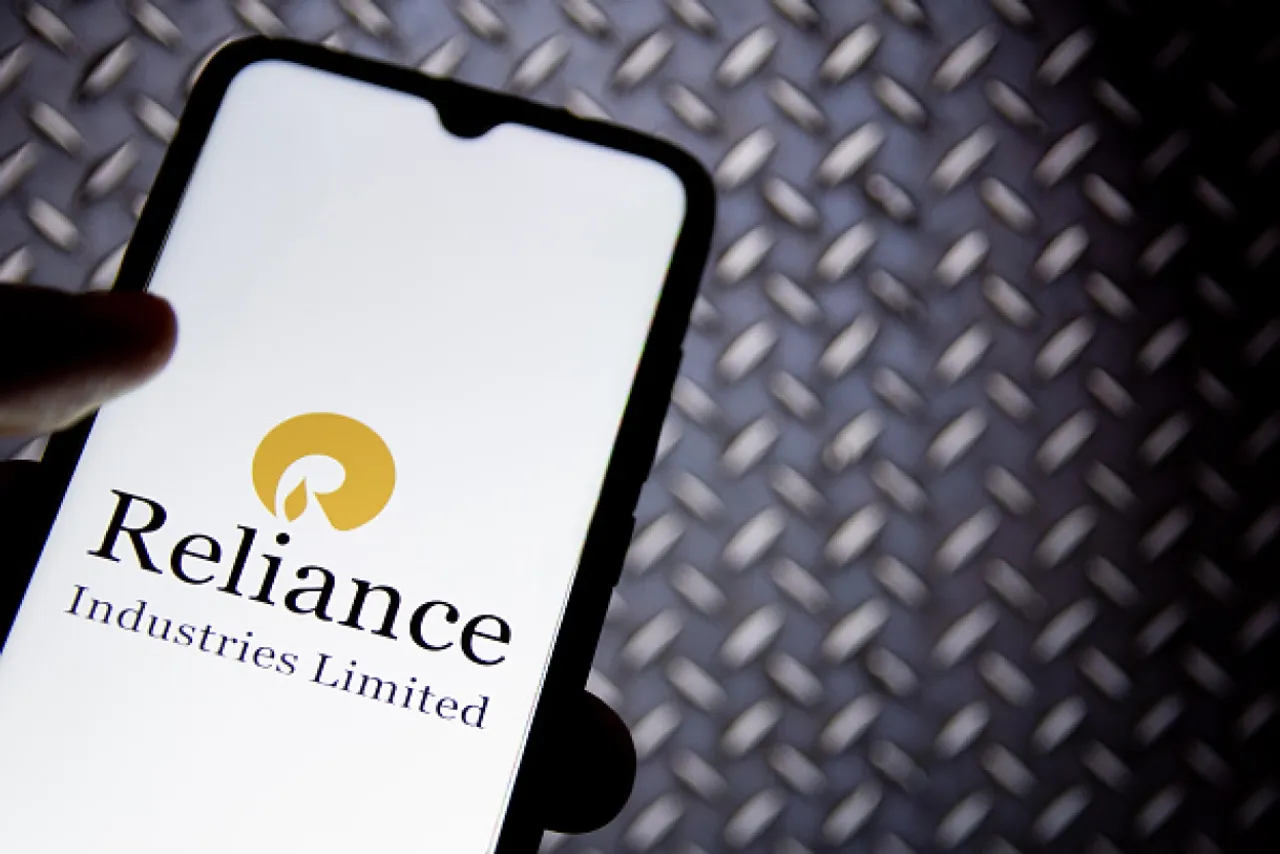 Reliance shares fall marginally; mcap declines by Rs 8,862.78 cr