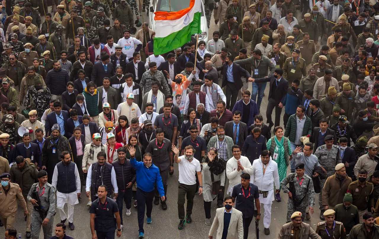 Bharat Jodo Yatra: Rahul Gandhi gets rousing welcome at Loni border