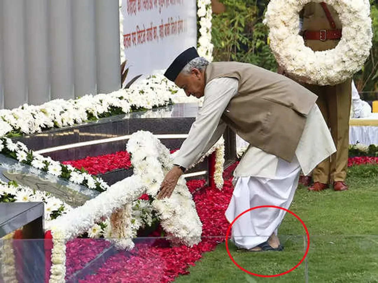Cong slams Maharashtra Governor for not removing footwear while paying tributes to 26/11 martyrs