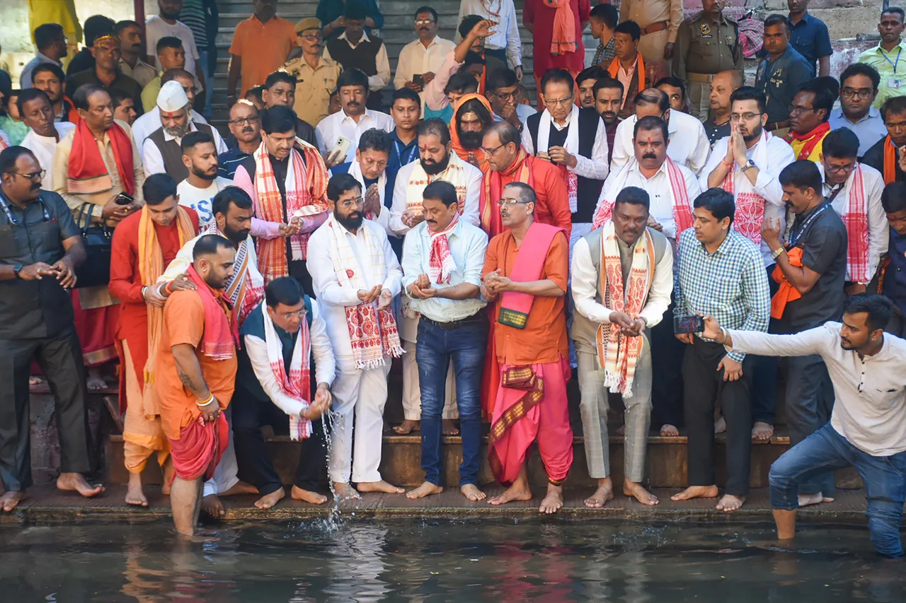 Maha CM, ministers pay obeisance to Goddess Kamakhya in Guwahati