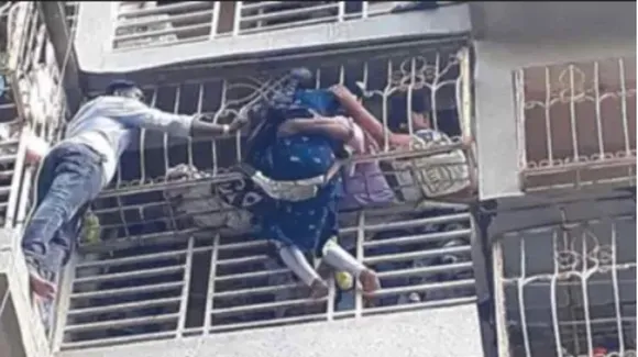 Woman falls off balcony: सतर्क पडोसी उसे बचते हैं