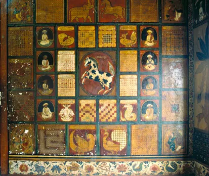 Meet India’s ancient board game hunters, Adu Huli (Goats and Tigers) Navakankari (Nine Men’s Morris) Pancha Keliya Chaupar, Pachisi, temples of karnataka, Varanasi, tamil nadu, mysuru king palace, 30 Stades


