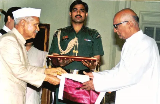 Philanthropist and SSM Founder Babasaheb Keshav Narayanrao Deshmukh being felicitated by Former President Shankar Dayal Sharma. Pic: SSM 30STADES