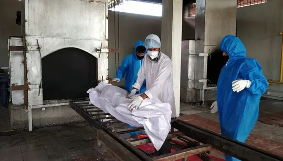 When family members could not participate in the last rites of COVID victims, our corona warriors stepped in, even cremating bodies shunned by family members.  Here, a dead body being incinerated by members of Surat-based NGO Ekta Trust. Pic: Ekta Trust 