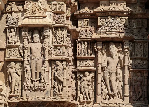 Reliefs on Guda Mandapa. Pic: Wikipedia/Bernand Gagnon 30stades