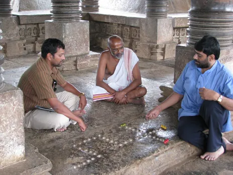 Meet India’s ancient board game hunters, Adu Huli (Goats and Tigers) Navakankari (Nine Men’s Morris) Pancha Keliya Chaupar, Pachisi, temples of karnataka, Varanasi, tamil nadu, mysuru king palace, 30 Stades

