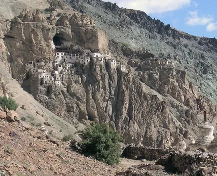 The Phugtal Monastery merges beautifully into the Himalayan terrains. Pic: Flickr 30stades