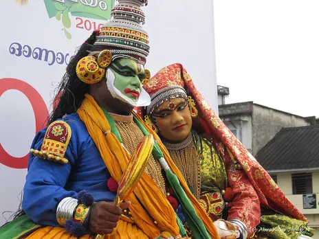 Kathakali artists at an open air performance. Pic by Abraham Jacob, sourced via Flickr.  30 STADES