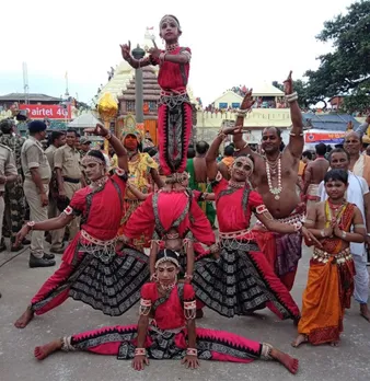 Gotipua performance outside the Jagannath Puri temple in Odisha. Pic: courtesy Visharad Kumar Bhimsen 30stades