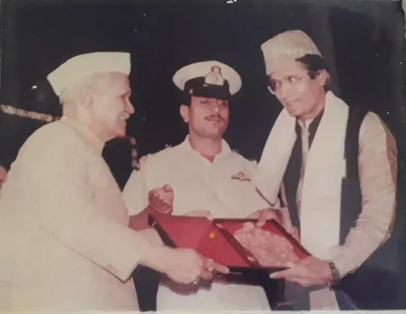 Artist Hanif Usta receiving the President Award from Late Shankar Dayal Sharma.  30STADES