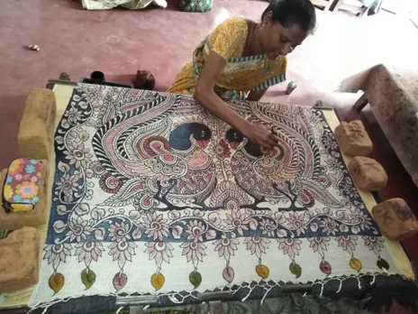 Mery Rani, who has been working with Dwaraka for almost 17 years, painting a fabric with Kalamkari. Pic: Dwaraka 30stades