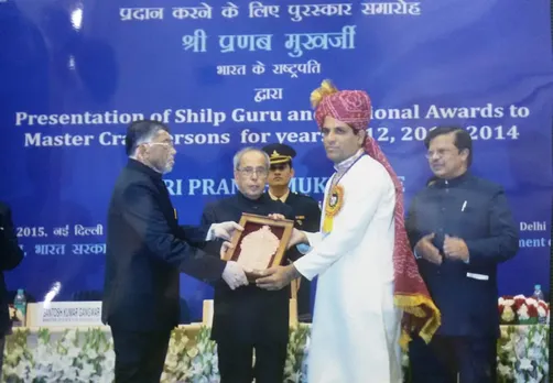 Ayub Ali Usta receiving the Shilp Guru Award from the then President, Dr Pranab Mukherjee. Pic: PIB 30STADES