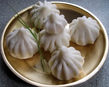 Ukadiche Modak: The traditional steamed modak with an outer covering of rice flour and stuffed with jaggery, coconut, poppy seeds etc. Pic: Flickr 30 stades