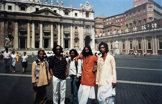 Ramkrishna Dhar with theatre troupe in Rome. Pic: courtesy of Ramkrishna Dhar 30stades