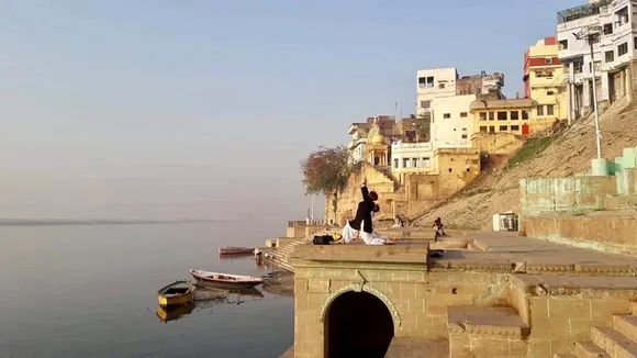  Jeremy ‘Jai’ Oltmann practising the Sunrise Yoga on a ghat of Varanasi 30stades