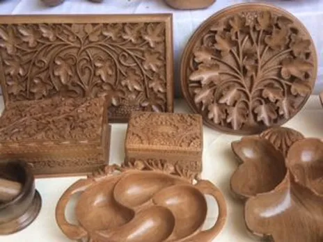 CtoK: Empowering Kashmiri artisans to turn entrepreneurs crafts papier-mache, Tilla, Aari, Crewel and Sozni embroidery, walnut wood carving, copperware and leatherworks marketing sale dastkar 30stades
