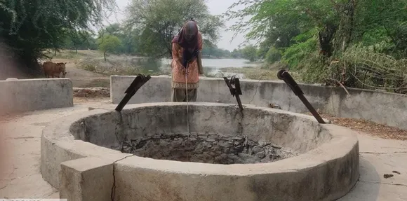 Assessing water level in an open well in village in Bhilwara. Pic: FES 30STADES