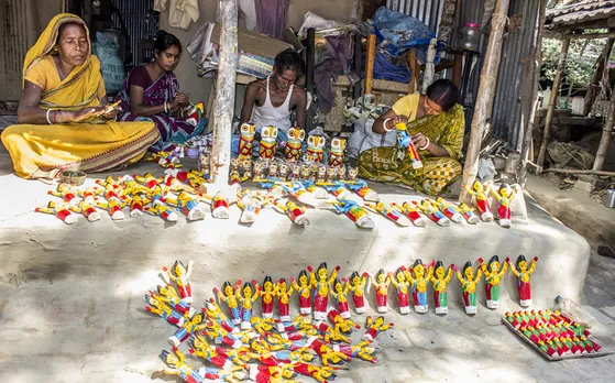 Artisans painting wooden dolls at Natungram village, Bardhman. Pic: Flickr 30stades