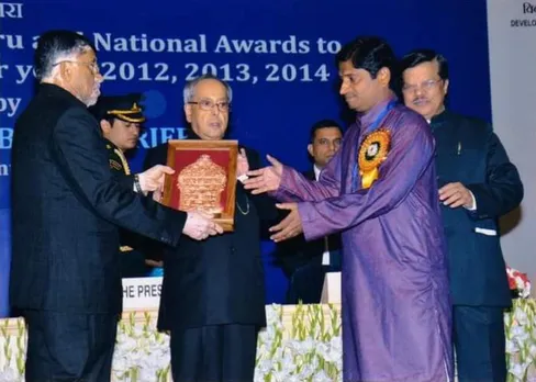 Satyanarayan Suthar receiving the National Award from former President Pranab Mukherjee. Pic: PIB 30STADES