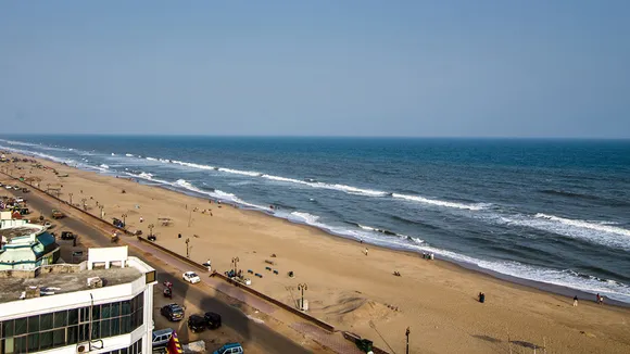 Golden beach or Puri beach beach is the site of the annual Puri Beach Festival and also home to many sand works, including that of award-winning artist Sudarshan Pattnaik. Pic: by Sambit/Wikipedia