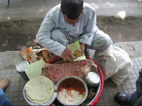 A vendor selling the Kashmiri version of tacos – masale czot or tzot. 30 stades