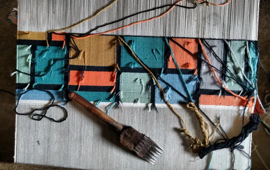 Dhurrie designs and Panja - the claw-shaped tool to pack the weft yarn (horizontal threads). Pic: Kalavilasa 30stades