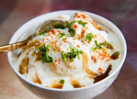 Dahi bhalla -- urad dal dumplings soaked in curd and chutneys. Pic: Flickr 30 stades