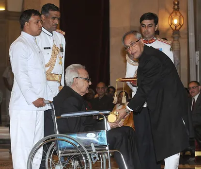 S H Raza being conferred the Padma Vibhushan, the second-highest civilian award, from then President Pranab Mukherjee. Pic: President Secretariat