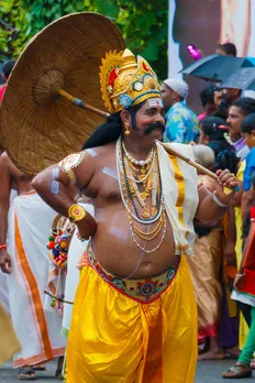 A man dressed as King Mahabali performing a street play during Onam. Dance, music and cultural activities are 
held across the state during the 10-day festival. Pic: Flickr  30 stades